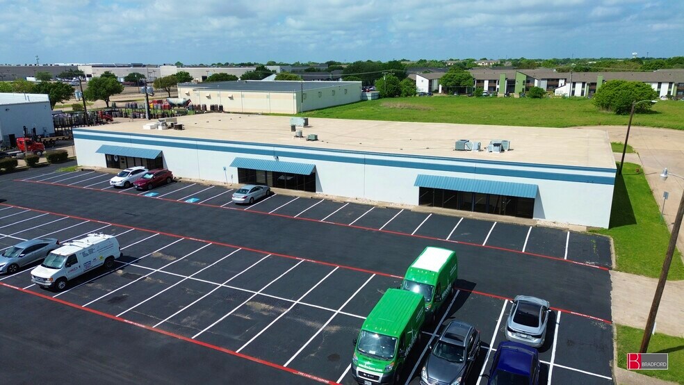 More Photos Of 2601-2621 Aero Dr, Grand Prairie Unknown For Lease