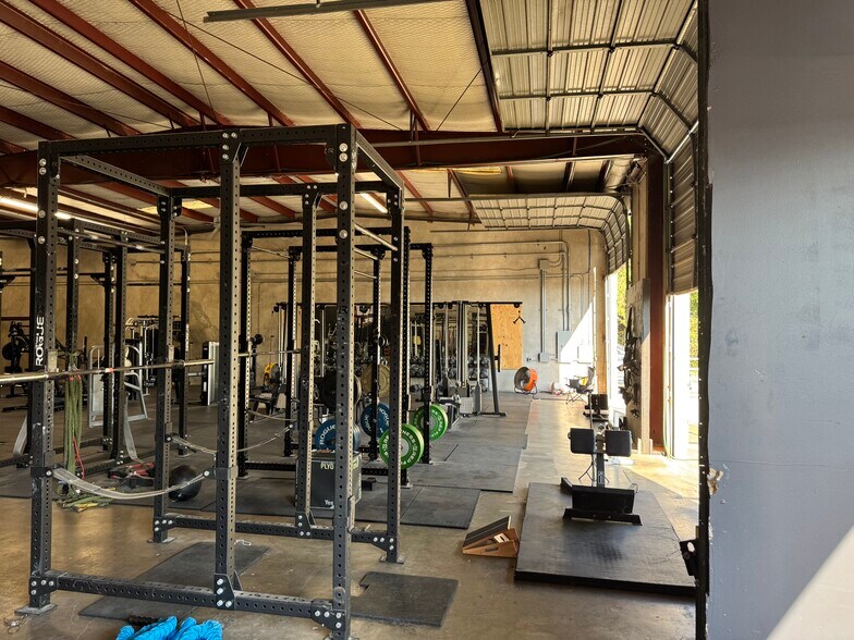 More Photos Of 1106 Smith Rd, Austin Warehouse For Lease