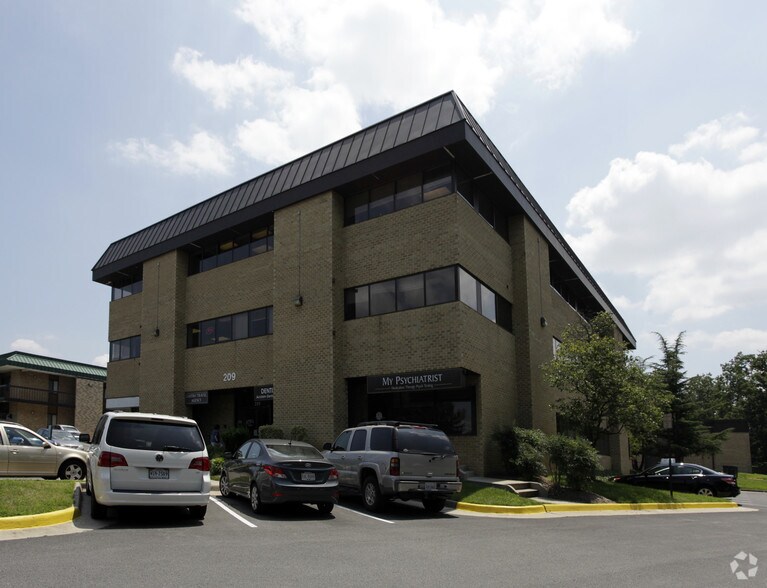 More Photos Of 201-203 Elden St, Herndon Unknown For Lease