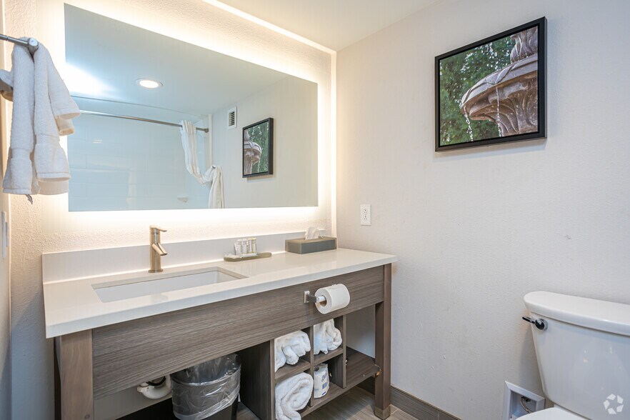 More Photos Of 3650 Airport Blvd, Mobile Hotel For Sale
