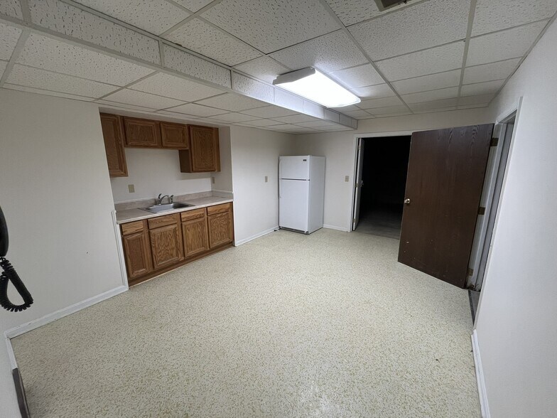 More Photos Of 7612 Alexandria Pike, Alexandria Bank For Lease