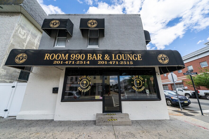 Primary Photo Of 990 Broadway, Bayonne Restaurant For Sale