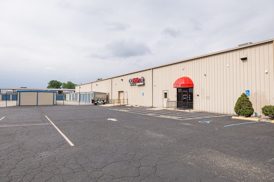 More Photos Of 1823 E 53rd St, Anderson Self Storage For Lease