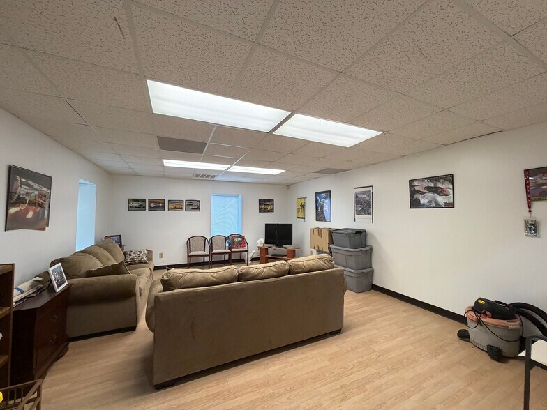 More Photos Of 5541 Thompson Bridge Rd, Murrayville Warehouse For Sale