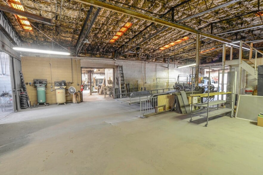More Photos Of 1117 N Avenue T, Lubbock Warehouse For Sale