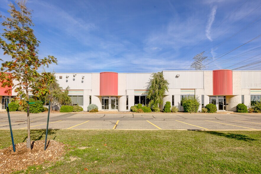 More Photos Of 3505-3541 Boul Le Corbusier, Laval Warehouse For Lease