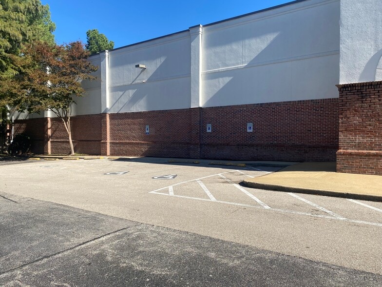 More Photos Of 7570-7604 W Farmington Blvd, Germantown General Retail For Lease