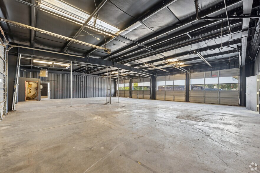 More Photos Of 1445 Cleveland Ave, East Point Showroom For Sale