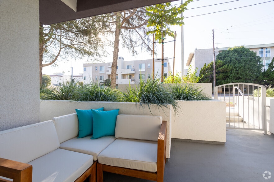 More Photos Of 10555 Bloomfield St, Toluca Lake Apartments For Sale
