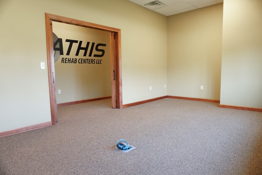 More Photos Of 2021 Vanesta Pl, Manhattan Office For Lease