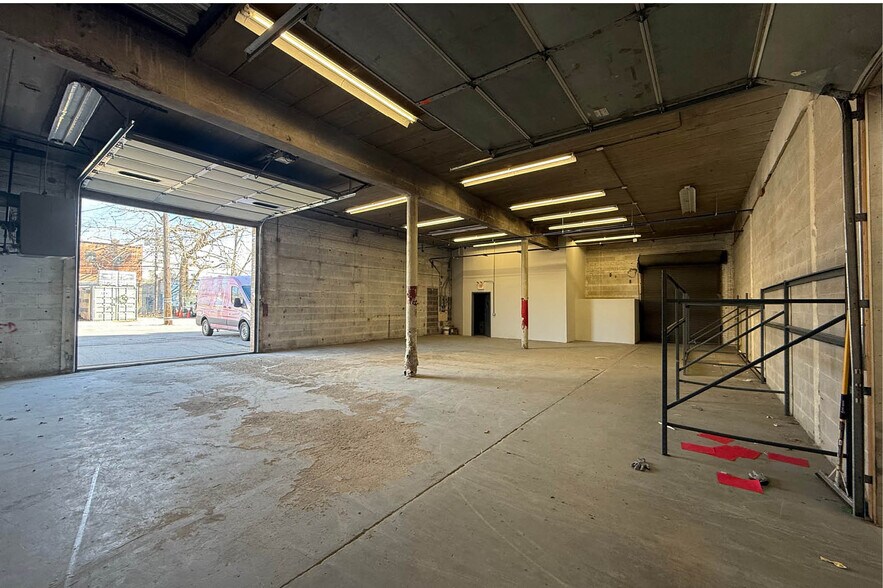 More Photos Of 1900 W Hubbard St, Chicago Light Manufacturing For Sale