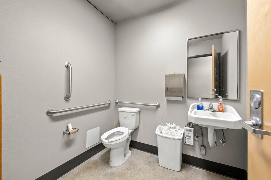 More Photos Of 2318 Pacific Ave, Forest Grove Office For Sale