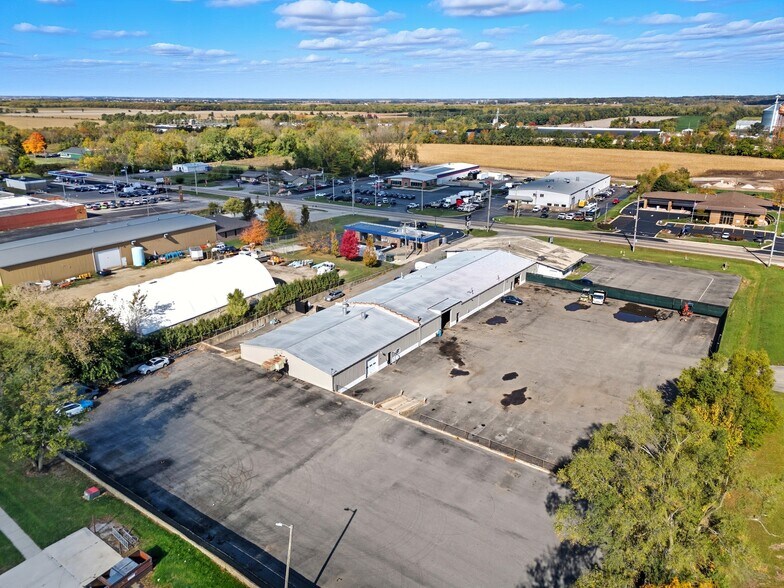 More Photos Of 801 W Grant Hwy, Marengo Showroom For Lease