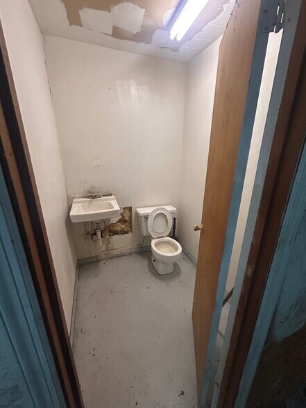 More Photos Of 6523 Harrietts Bluff Rd, Woodbine Freestanding For Sale