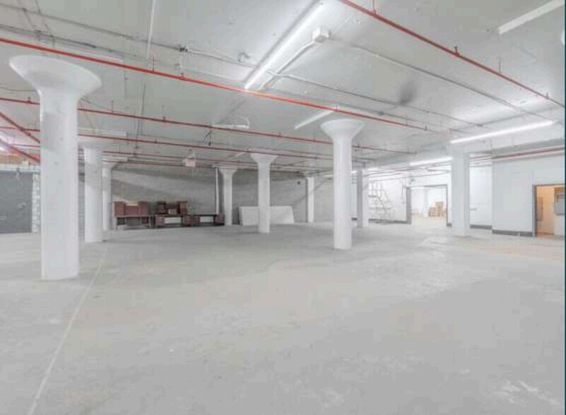 More Photos Of 6674 Av De L'esplanade, Montréal Industrial For Lease