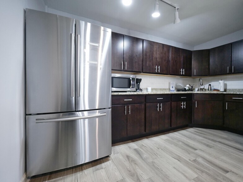 More Photos Of 7300 N Cicero Ave, Lincolnwood Loft Creative Space For Sale