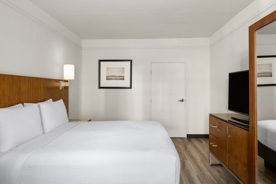 More Photos Of 631 Camino del Rio S, San Diego Hotel For Sale