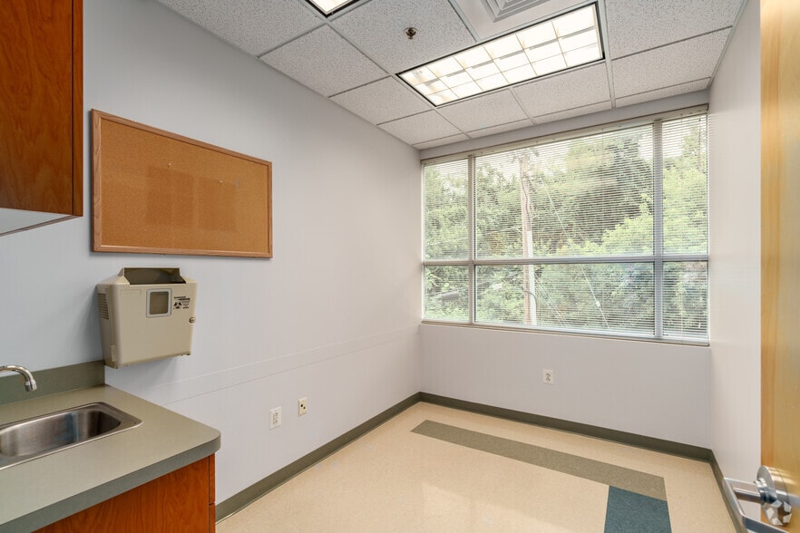 More Photos Of 1553 Chester Pike, Crum Lynne Medical For Sale