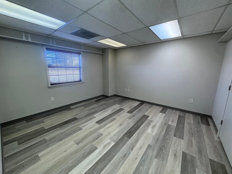 More Photos Of 400 E Jackson St, Broken Arrow Warehouse For Lease