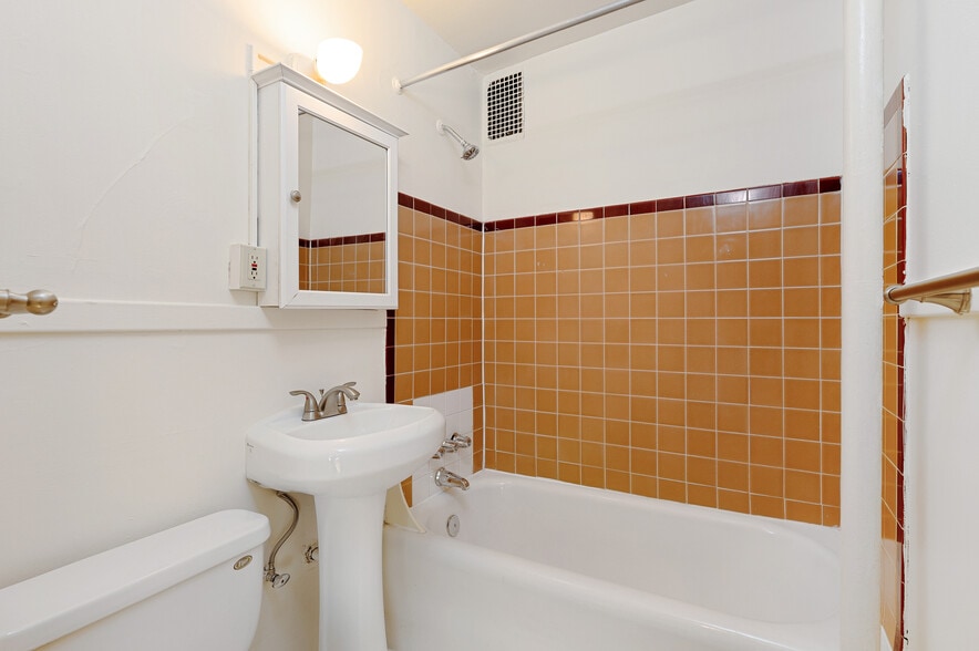 More Photos Of 8008 Greenwood Ave N, Seattle Apartments For Sale