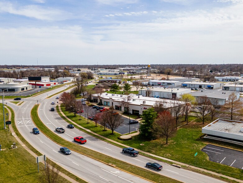 More Photos Of 1968 E Chestnut Expy, Springfield Office For Lease