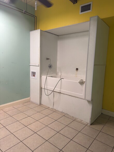 More Photos Of 1334 13th St, Columbus Freestanding For Lease