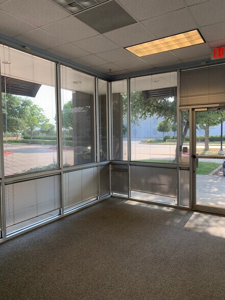 More Photos Of 1955 Lakeway Dr, Lewisville Showroom For Lease