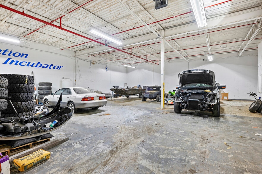 More Photos Of 2727 S Beech Daly Rd, Dearborn Heights Warehouse For Lease