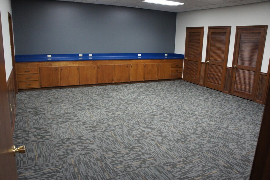 More Photos Of 3505 W Admiral Doyle Dr, New Iberia Flex For Lease