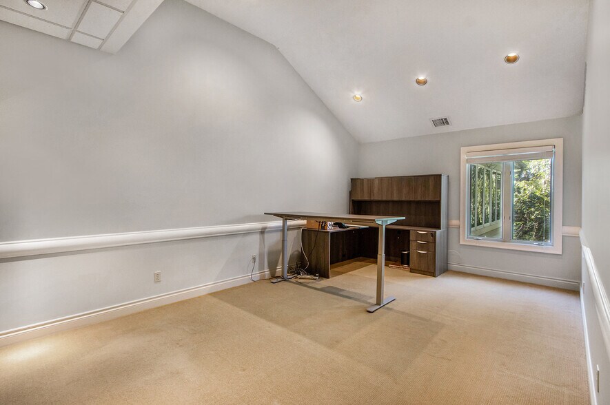 More Photos Of 7950 Moorsbridge Rd, Portage Office For Lease