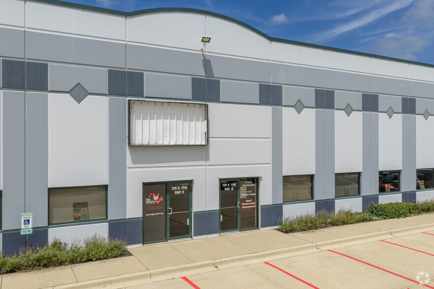 More Photos Of 720 N 17th St, St Charles Flex For Lease
