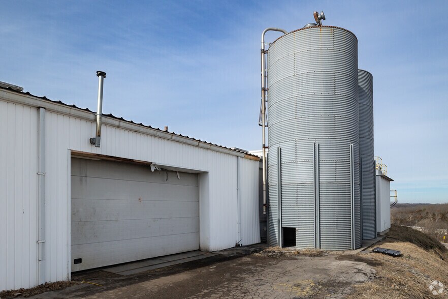 More Photos Of 209 W Main St, Linn Warehouse For Sale