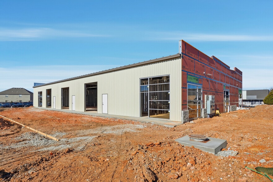 More Photos Of 2420 S 8th St, Rogers Flex For Lease