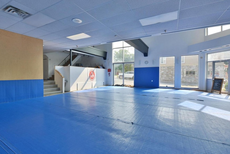 More Photos Of 37 Rue Sainte-Anne, Ste-Anne-de-Bellevue Storefront Retail Residential For Sale