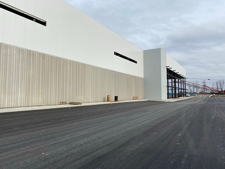 More Photos Of 50 Aeropark Blvd, Hamilton Distribution For Lease