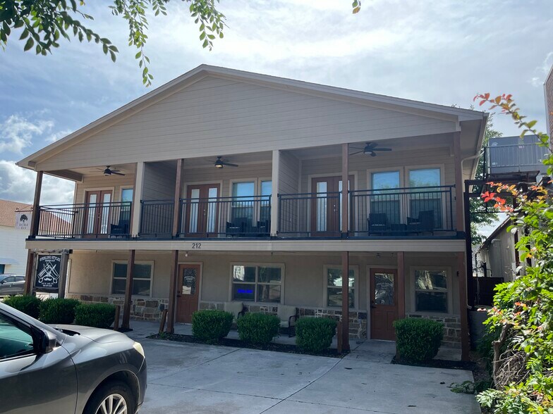 Primary Photo Of 212 N Oak St, Roanoke General Retail For Lease