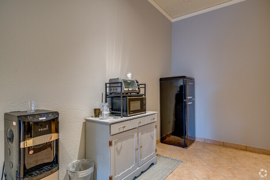 More Photos Of 21043 N Cave Creek Rd, Phoenix Storefront For Sale