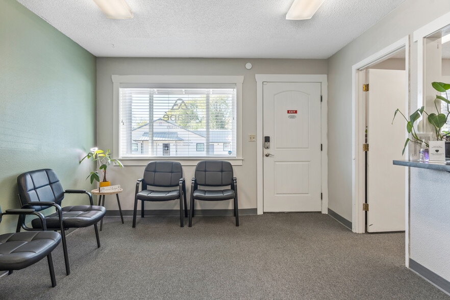 More Photos Of 306 Main St, Dallas Office For Sale