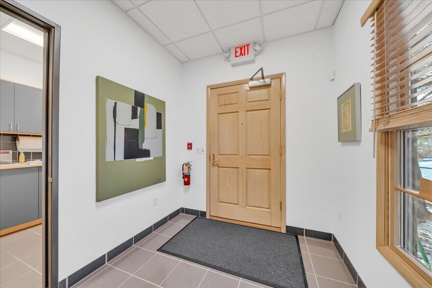 More Photos Of 907 W 14 Mile Rd, Clawson Office For Sale