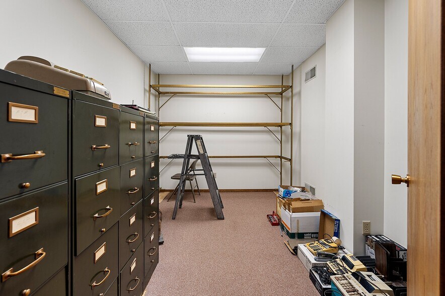 More Photos Of 1373 Kimberly Dr, Neenah Flex For Sale