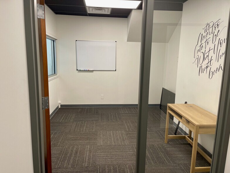 More Photos Of 2540 W Pennway St, Kansas City Flex For Lease