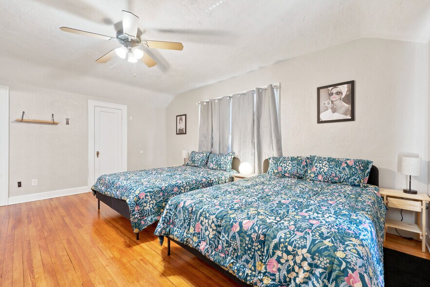 More Photos Of 949 SW 13th St, Gainesville Specialty For Sale