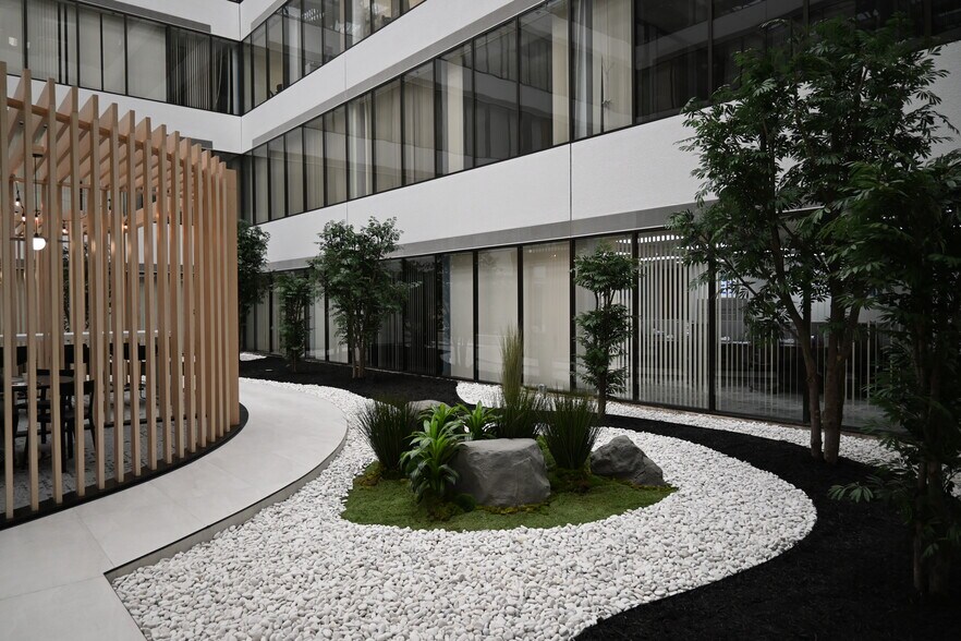 More Photos Of 17197 N Laurel Park Dr, Livonia Office For Lease