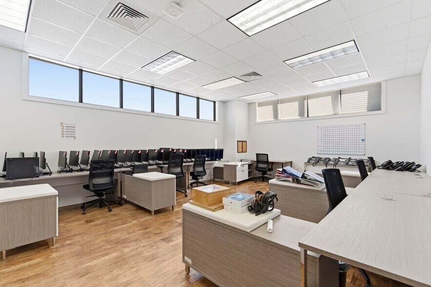 More Photos Of 5540-5550 N Farmer Branch Rd, Ozark General Retail For Sale