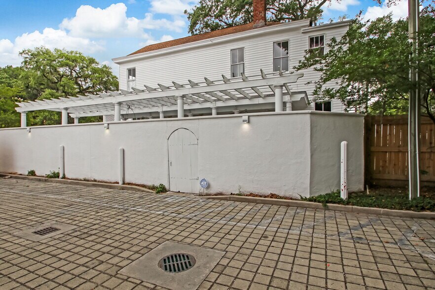 More Photos Of 422 W 43rd St, Savannah Storefront Retail Office For Sale