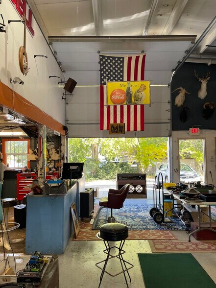 More Photos Of 1408 S Main St, Normal Freestanding For Sale