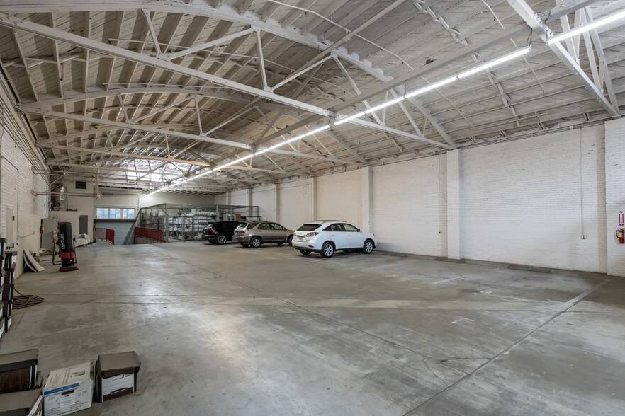 More Photos Of 907-911 Santa Fe Ave, Fresno Flex For Sale