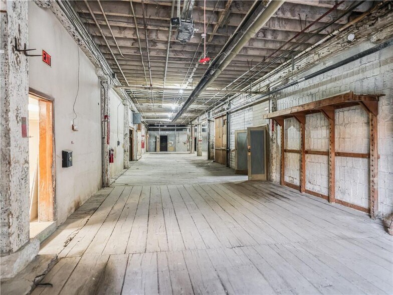 More Photos Of Ahlers Way, Pittsburgh Warehouse For Lease