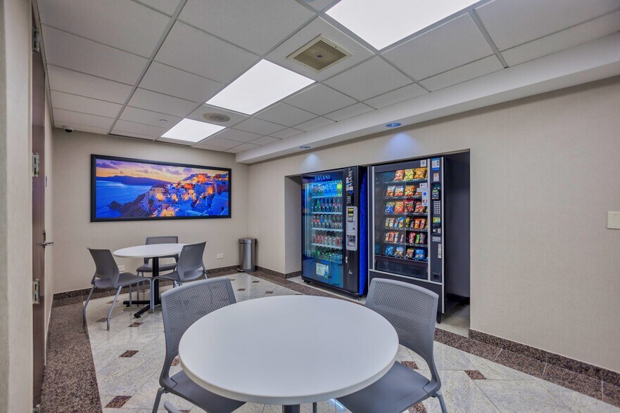 More Photos Of 1S660 Midwest Rd, Oakbrook Terrace Unknown For Lease