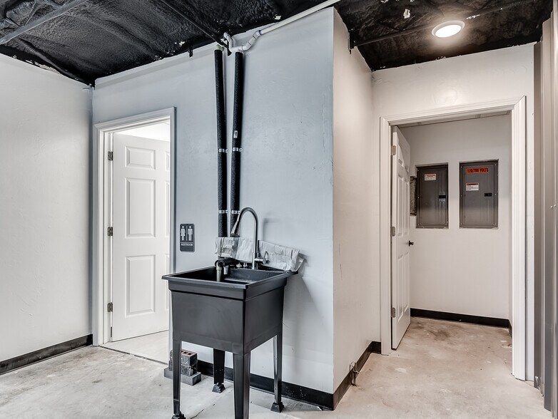 More Photos Of 2922 Cashion Pl, Oklahoma City Warehouse For Sale